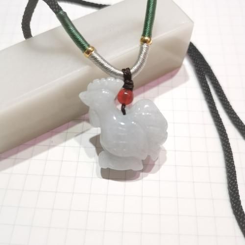 属相鸡戴什么生肖挂件（属鸡戴什么生肖挂件最旺）