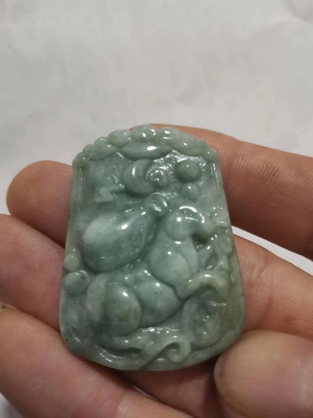 生肖属相翡翠牌子果绿（果绿翡翠生肖牌新手指南）