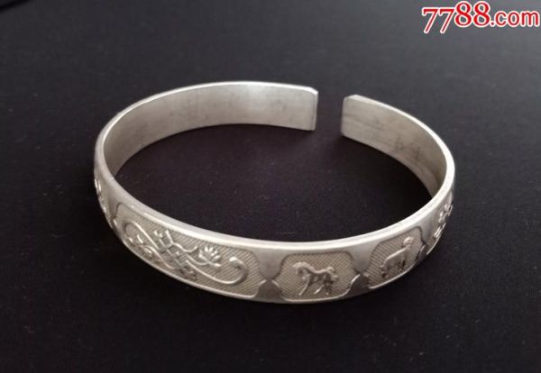 银手镯生肖属相（2024银手镯生肖属相戴哪只手招财）