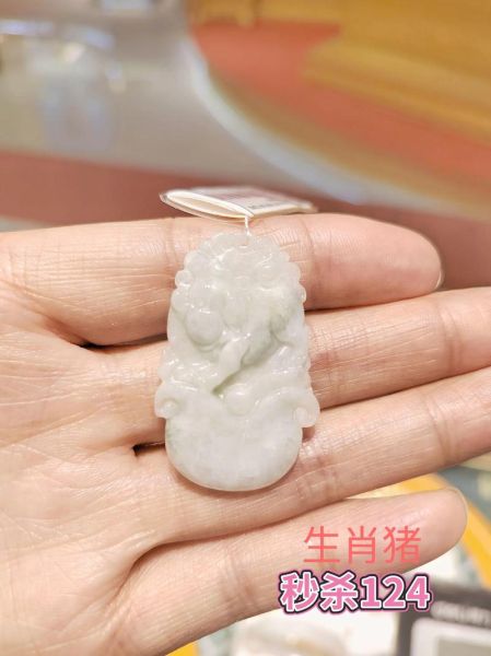 生肖玉石吊坠属相（生肖玉石吊坠属相怎么选？小白避坑指南）