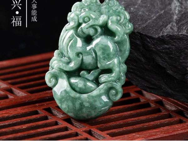 生肖属相翡翠（生肖属相翡翠如何选才最合财？）