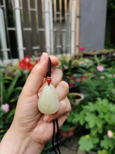 生肖羊配什么属相玉器（属羊戴什么玉的吊坠最旺）