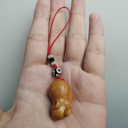 鼠属相的生肖挂件（鼠属相的生肖挂件买什么材质好）