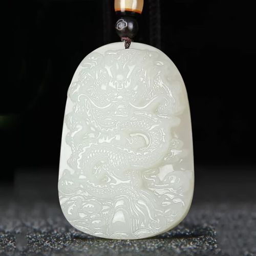 龙女属相生肖牌（龙女适合戴什么生肖牌招财）