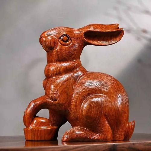 木雕生肖属相摆件（木雕兔摆件家居风水讲究吗）