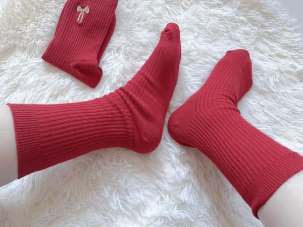 生肖属相红色袜子(红色袜子本命年穿多久🧧)