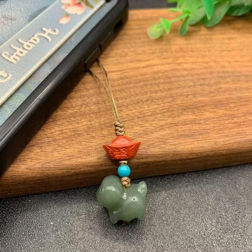 生肖属相狗佩戴（属狗戴什么玉最招财避祸）