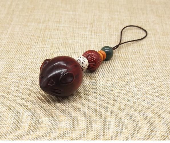 手机挂链属相檀木生肖鼠（檀木生肖鼠手机挂链怎么挑选？）