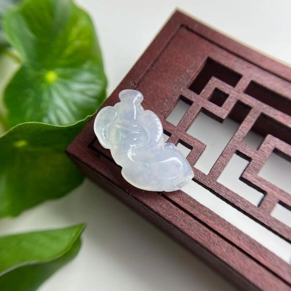 白色生肖属相挂件（白色生肖属相挂件有哪些材质）