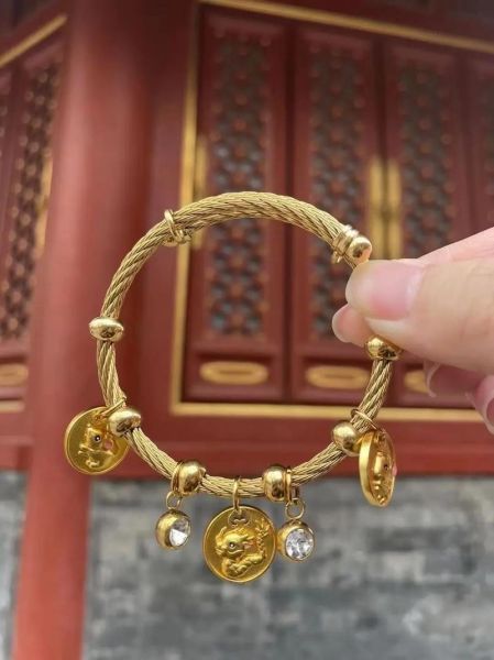 生肖属相手镯怎么戴（生肖属相手镯正确戴法）