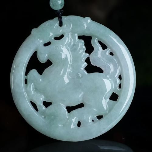 属相马生肖吊坠（生肖马吊坠什么材质最旺）