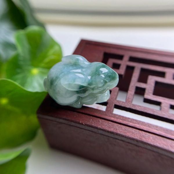 属相吊坠生肖兔好吗（生肖兔吊坠旺哪些人）