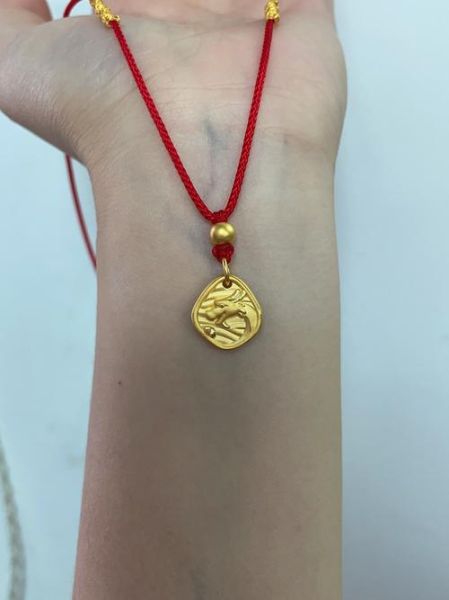 生肖属相挂饰项链（生肖属相挂饰项链送女生选哪属相）