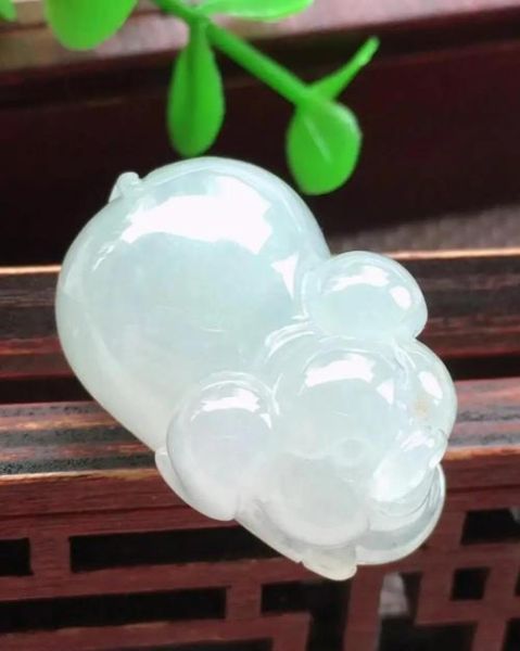 翡翠生肖属相（翡翠生肖属相吊坠佩戴寓意详解）