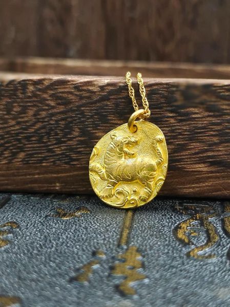 生肖属相虎的黄金（属虎女生可以戴黄金首饰吗）