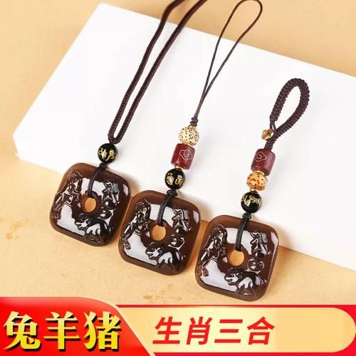 猪属相戴什么生肖牌子（猪属相生辰戴貔貅还是兔牌？别踩坑！）