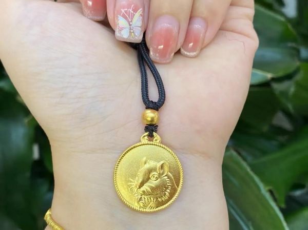 生肖属相儿童吊坠（属鼠孩子戴什么生肖吊坠最旺运）