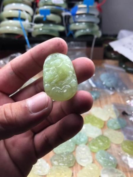 岫玉生肖属相雕刻（岫玉生肖属相雕刻怎么选）