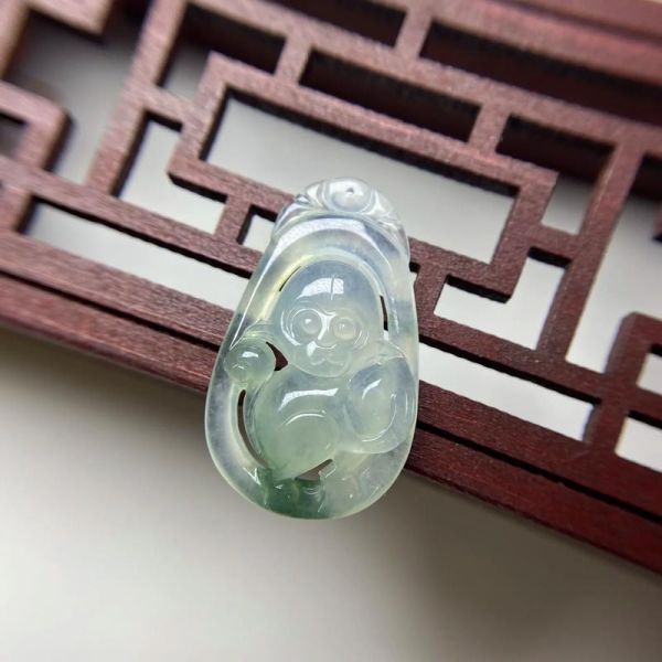 翡翠属相吊坠 生肖（翡翠属相吊坠款式怎么选）