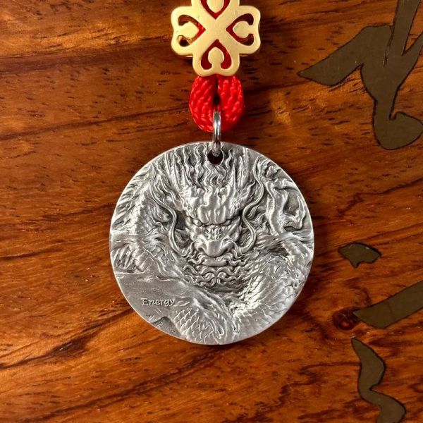 银饰生肖龙的属相（银饰生肖龙的属相适合什么人戴？）