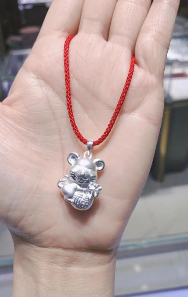 属相银吊坠 生肖（生肖925纯银吊坠怎么选颜色最吉利）