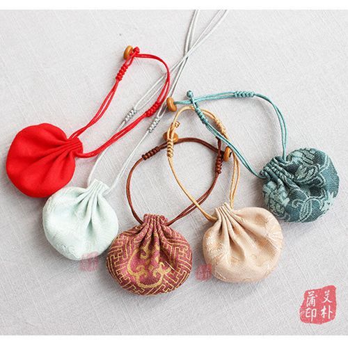 生肖属相荷包（本命年荷包怎么选最合适）
